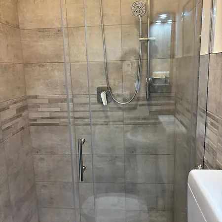 Home&stazione בית הארחה